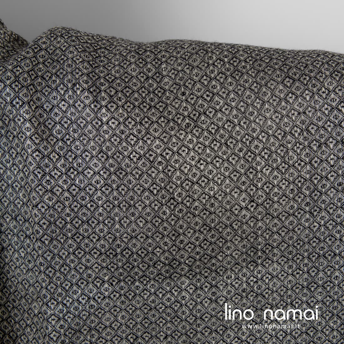 Lino audinys rombų raštu iš juodų ir natūralios spalvos verpalų
