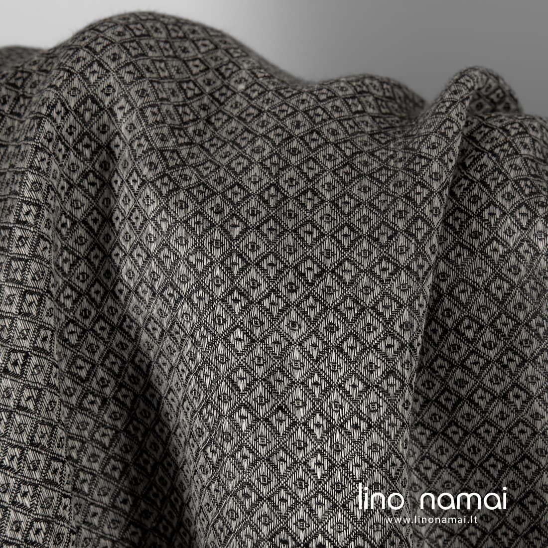 Lino audinys juodai pilkas raštuotas