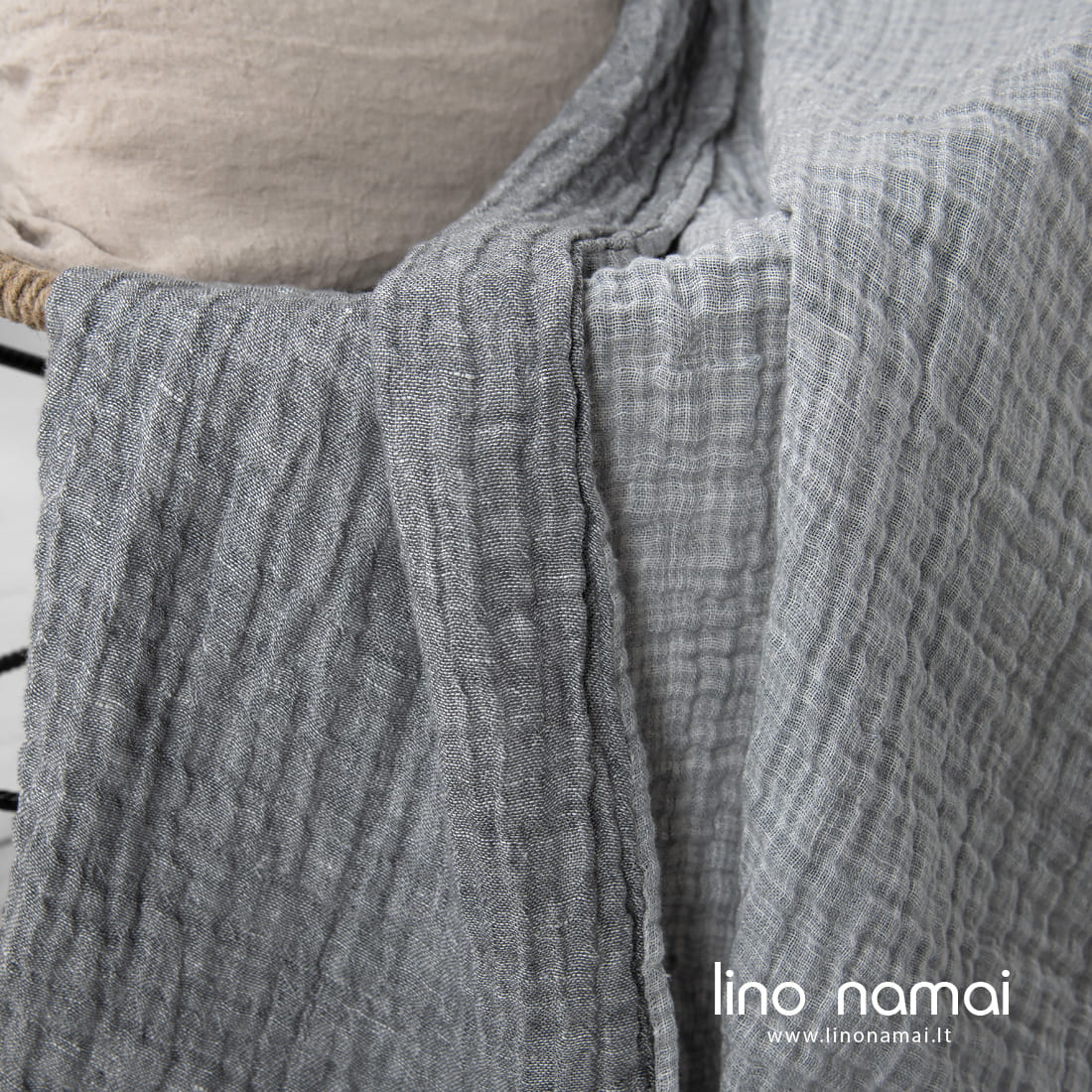 Lininis dvipusis pilkas pledas, skalbtas.