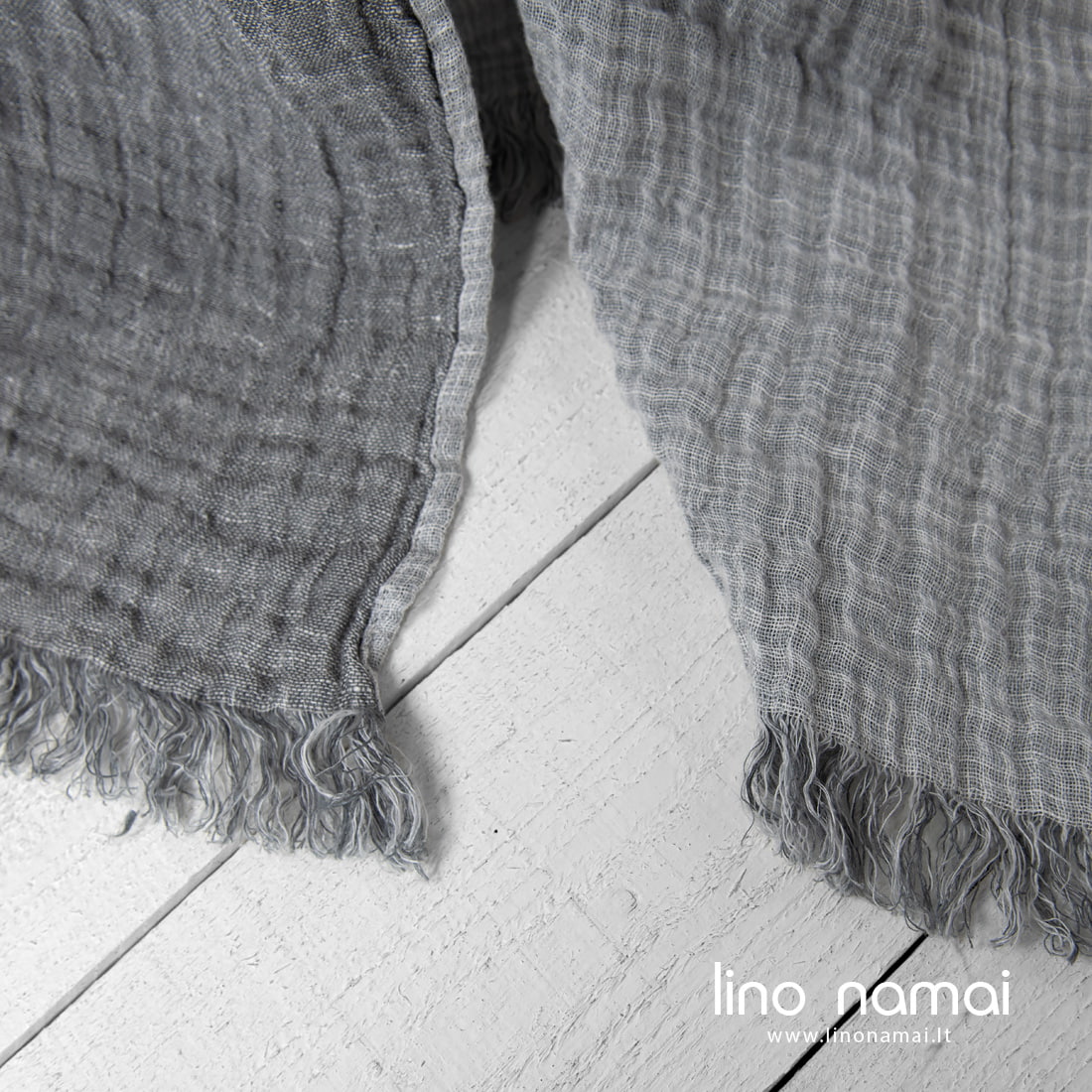 Lininis dvipusis pilkas pledas su kutais.