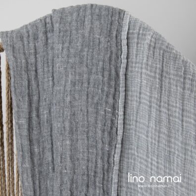 Lininis dvipusis pilkas pledas su kutais, skalbtas.