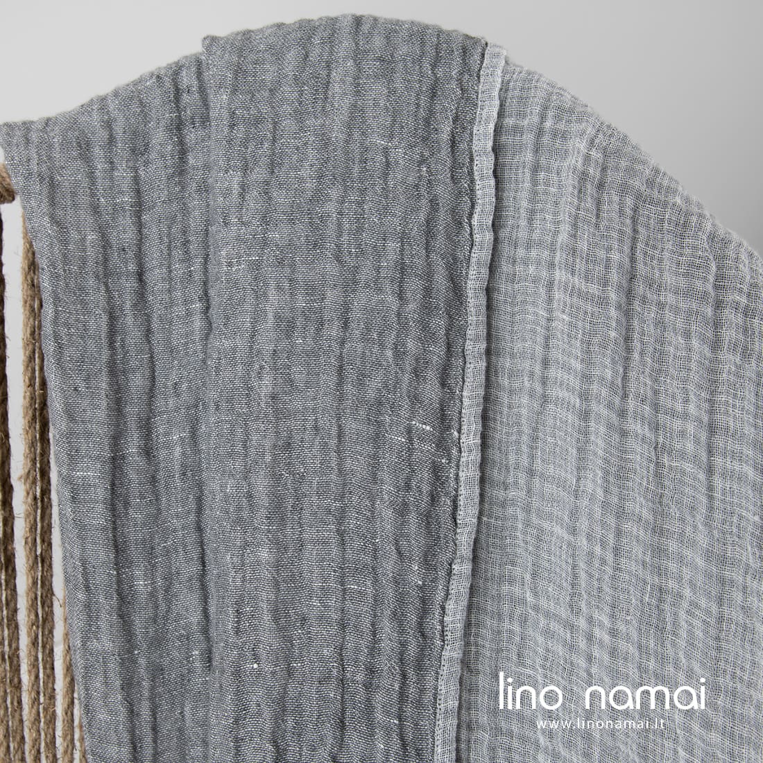 Lininis dvipusis pilkas pledas su kutais, skalbtas.