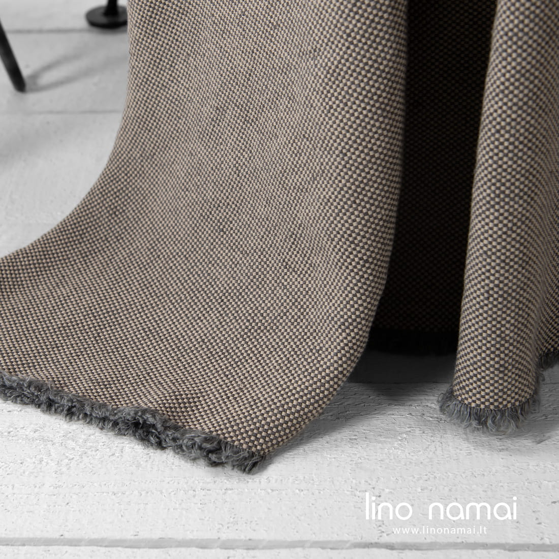 Puslininis pilkas pledas iš šviesiai ir tamsiai pilkų verpalų.