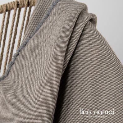 Puslininis pilkas pledas su kutais aplink.