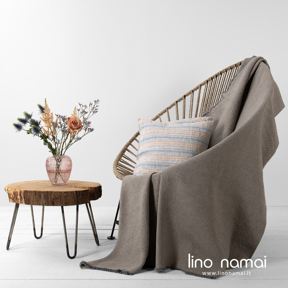 Puslininis pilkas pledas.