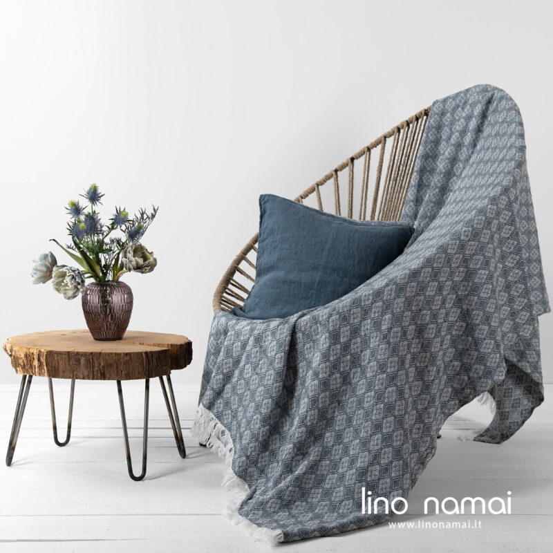 Lininis pledas pilkas su rombais.
