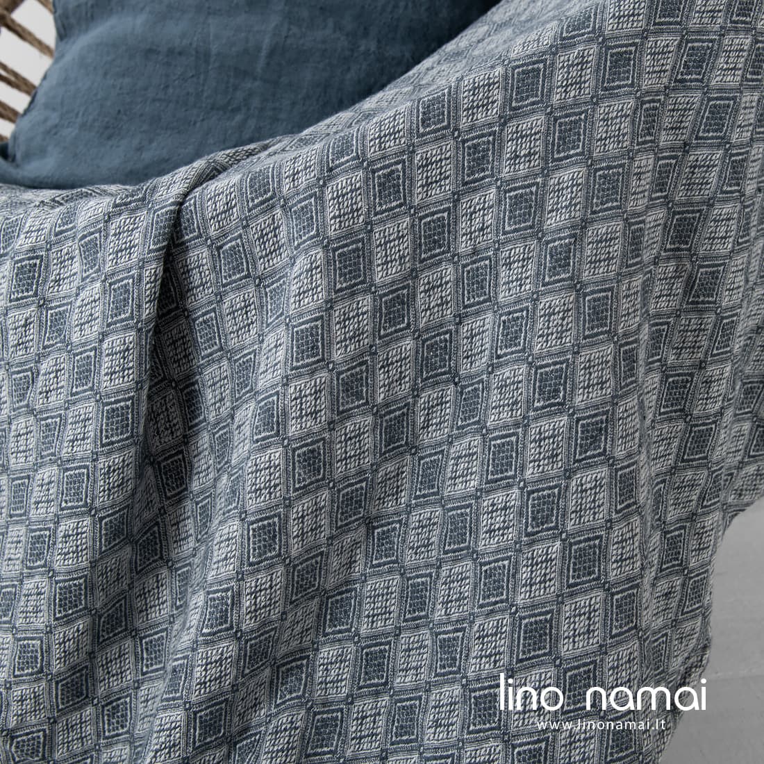 Lininis pledas pilkas su rombais baltas su pilku.