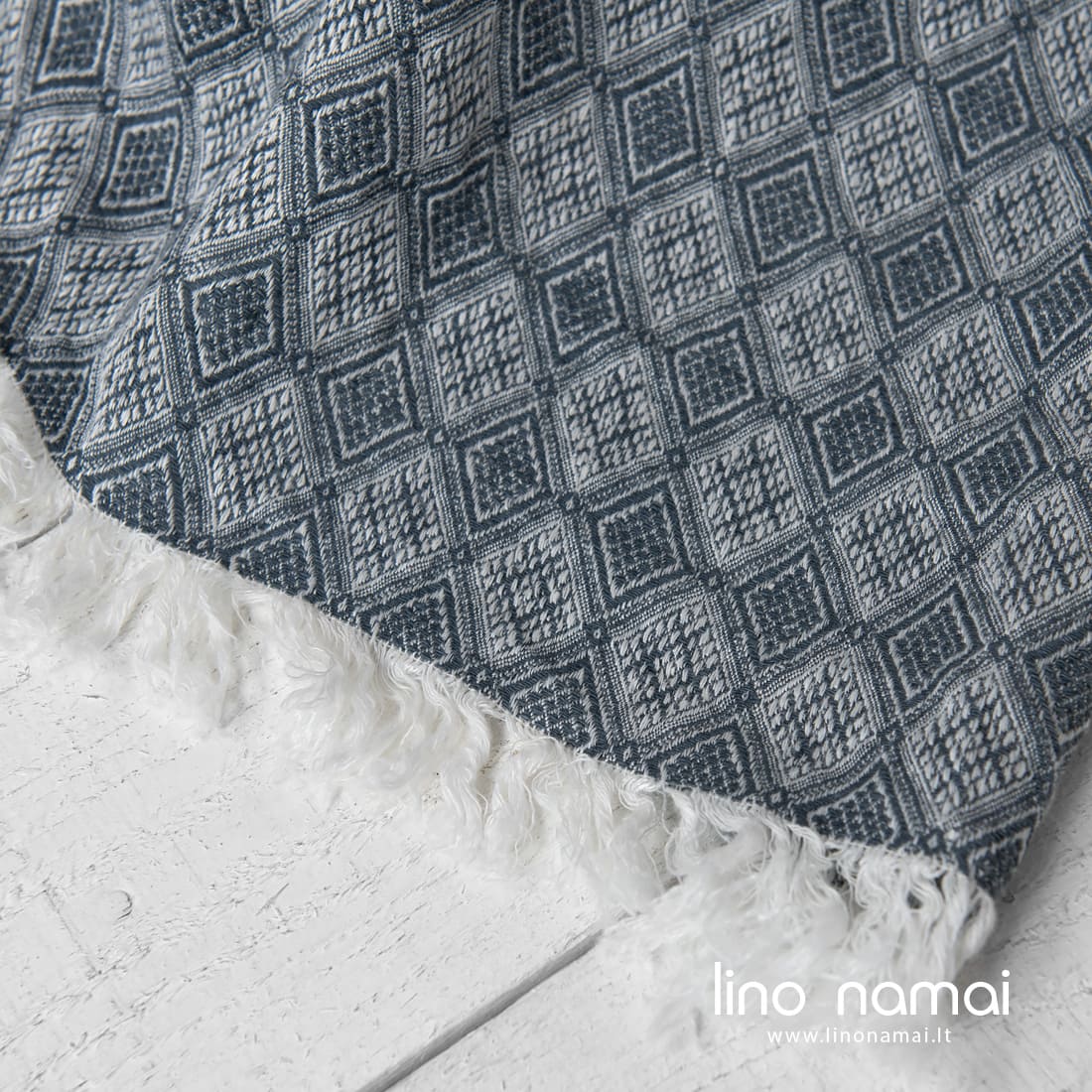 Lininis pledas pilkas su rombais su kutais.