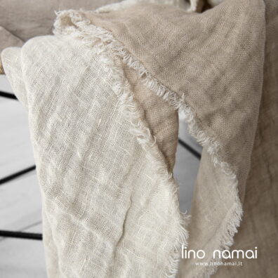 lininis dvipusis pledas su kutais aplink.