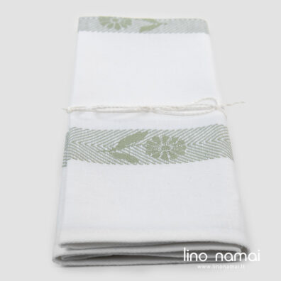 Puslininis rankšluostis virtuvei su žaliom gėlytėm.