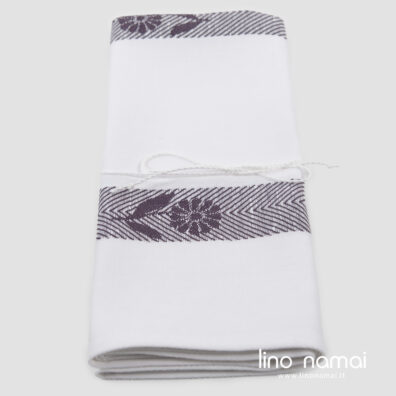 Puslininis rankšluostukas violetinėm gėlėm; žakardas.