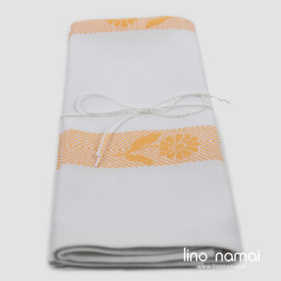 Puslininis rankšluostis baltas su geltonom gėlėm; žakardas.