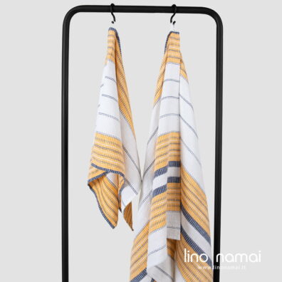 Puslininis rankšluostis su mėlynais geltonais dryžiais.