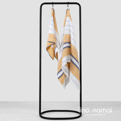 Puslininis rankšluostis su mėlynais geltonais dryžiais, baltame fone.