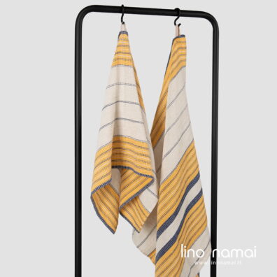 Puslininis rankšluostis rusvas su dryžiais.