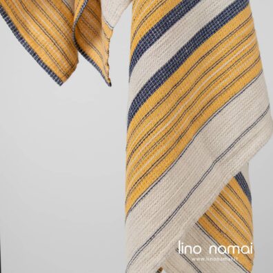 Puslininis rankšluostis rusvas fonas ir dryžiai.