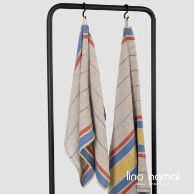 Puslininis rankšluostis pilkas su dryžiais.