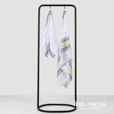 Puslininis rankšluostis baltas dryžuotas.