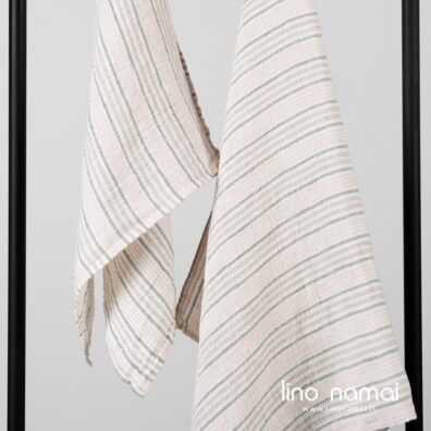 Lininis vonios rankšluostis rausvas su dryžiais rusvais rausvais ir žalsvais.