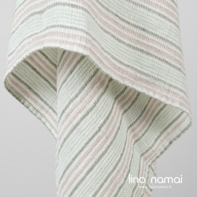 Lininis rankšluostis žalsvas rusvas, skalbtas.