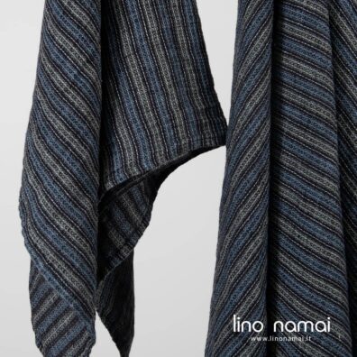 Lininis vonios rankšluostis juodas su dryžiais mėlynais, skalbtas.