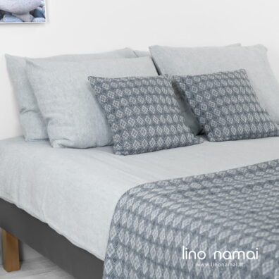 Puslininė patalynė melsvai pilka, skalbta.