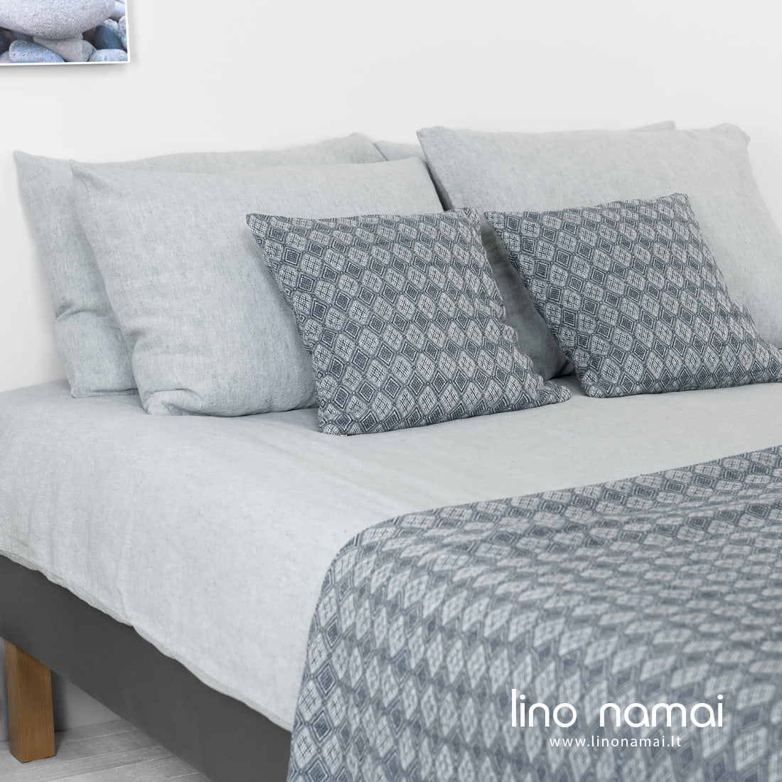 Puslininė patalynė melsvai pilka, skalbta.