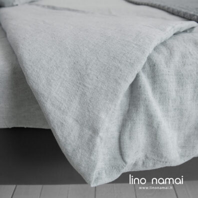 Puslininė patalynė melsvai pilka. Antklodės užvalkalas skalbtas.