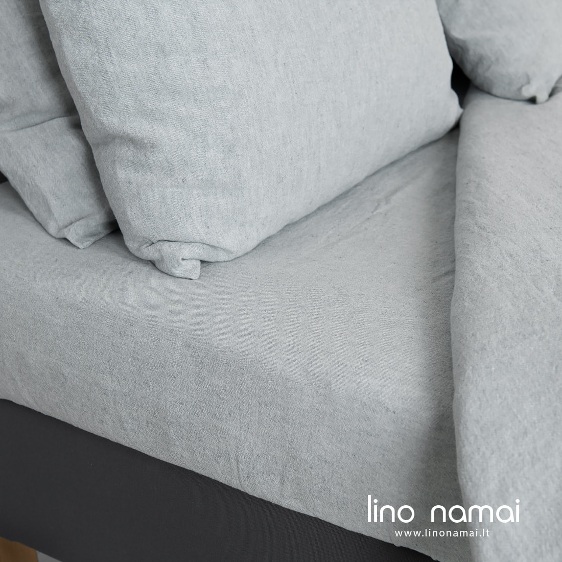 Puslininė patalynė melsvai pilka. Paklodės su guma ir paprasta.