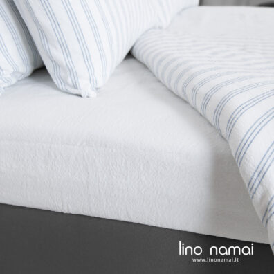 Puslininė patalynė mėlynais dryžiais, paklodės iš regatos kolekcijos - baltos.