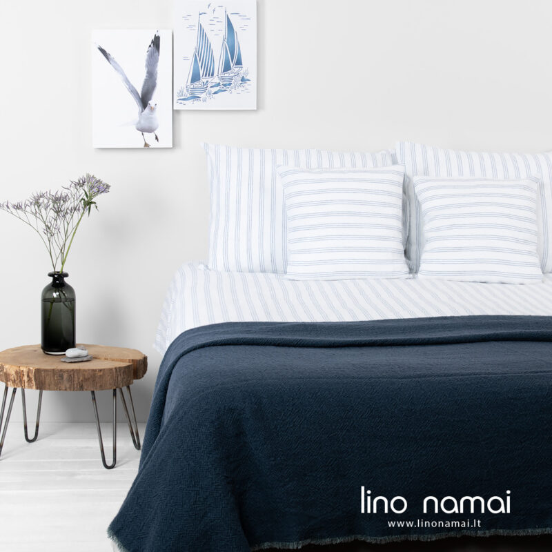 Puslininė patalynė mėlynais dryžiais.