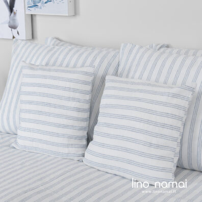 Puslininė patalynė mėlynais dryžiais, pagalvės užvalkaliukai.