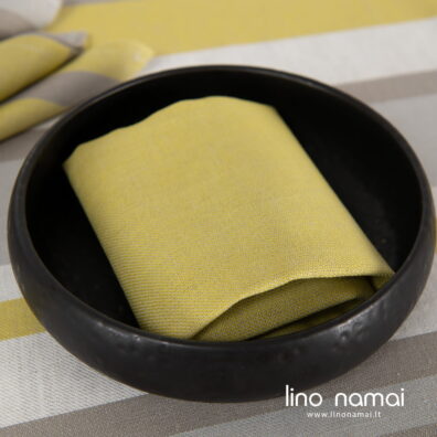 Puslininė geltona servetėlė.