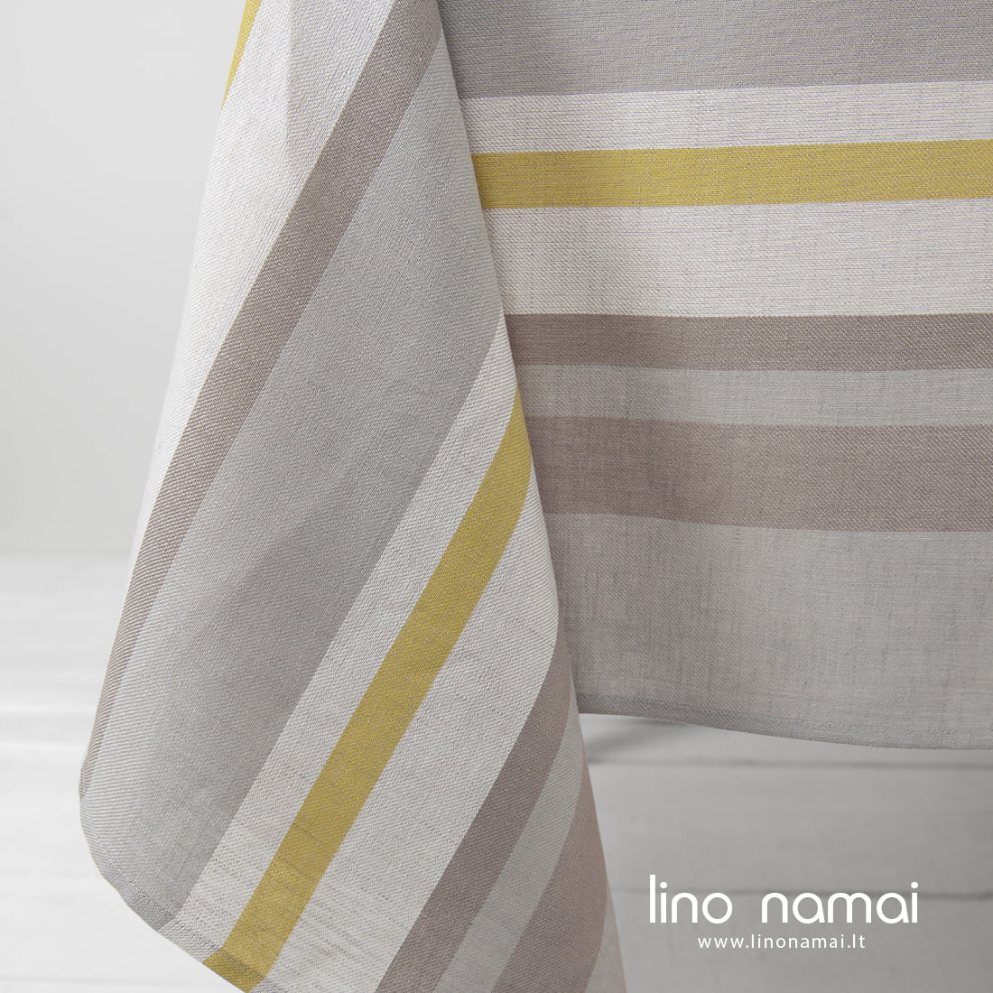 Lininė pilkai-geltonai dryžuota staltiesė ruoželiniu pynimu.