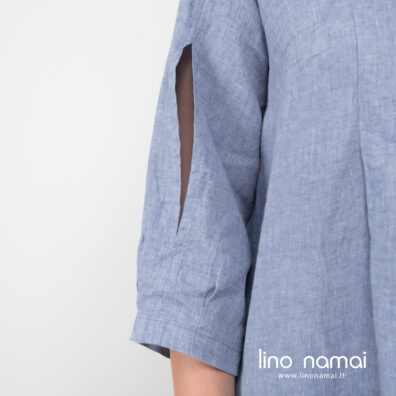 Lininė suknelė su kiauromis rankovėmis.