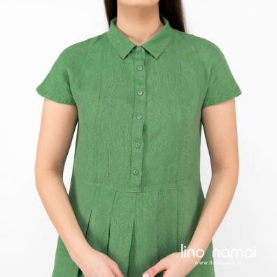 Lininė žalia suknelė su apykakle ir sagytėmis.