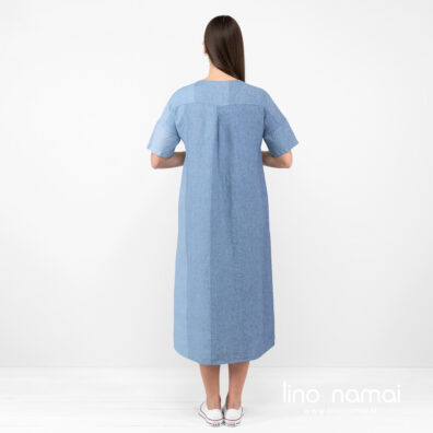 Lininė melsva ilga suknelė iš nugaros.