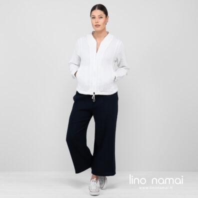 Lininis baltas bomber švarkelis visu ūgiu.