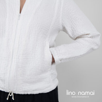 Lininis baltas bomber švarkelis ilgos rankovės, kišenės.