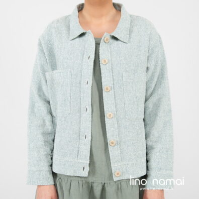 Puslininis žalsvas švarkelis su didelėm sagom.