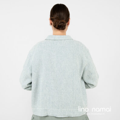 Puslininis žalsvas švarkelis iš nugaros.