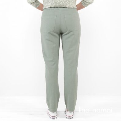 Puslininės žalsvos kelnės iš nugaros.