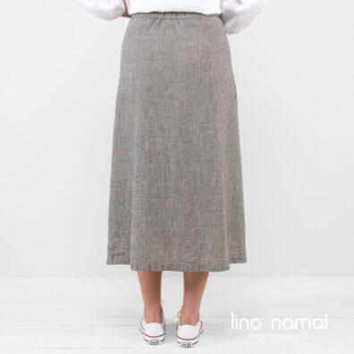 Lininis languotas sijonas iš nugaros.