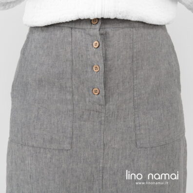 Lininis trumpas sijonas su sagytėm.