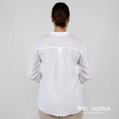 Lininiai balti marškiniai, palaidinė iš nugaros.