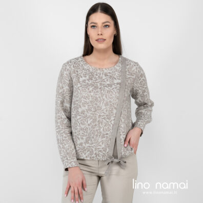 Puslininė gėlėta palaidinė su kaspinu.