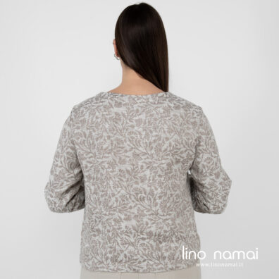 Puslininė gėlėta palaidinė pilkos spalvos iš nugaros.