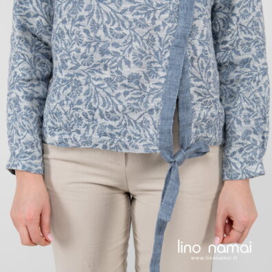 Puslininė mėlyna palaidinė su kaspinu mėlynu apačioj.