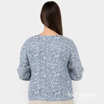 Puslininė mėlyna palaidinė su gėlėmis iš nugaros.