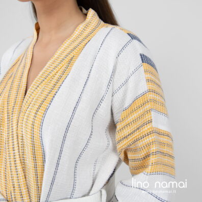 Puslininis moteriškas chalatas su dryžiais, be gobtuvo.